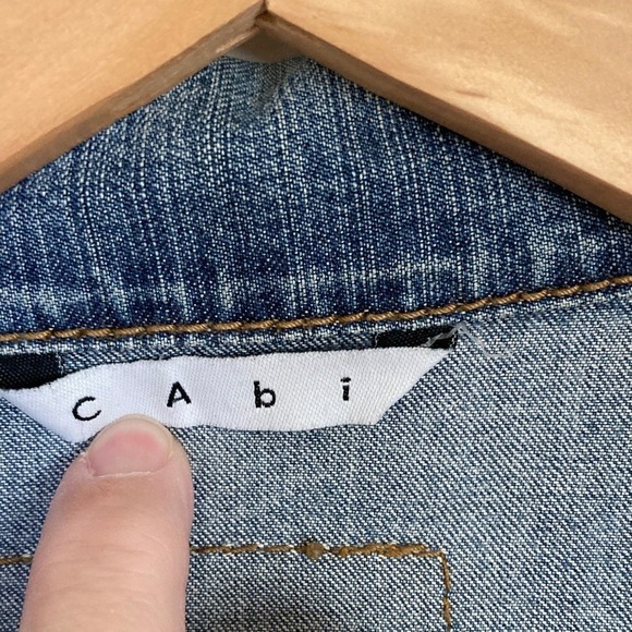 Cabi Womens Classic Denim Jacket Style 511 Size M Medium Wash Button Front - Picture 2 of 14